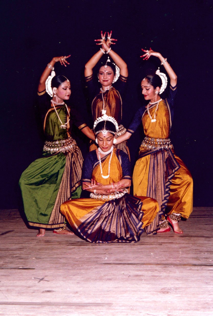 013_2002_Madhavi Mudgal and Group_Odissi-kalangan